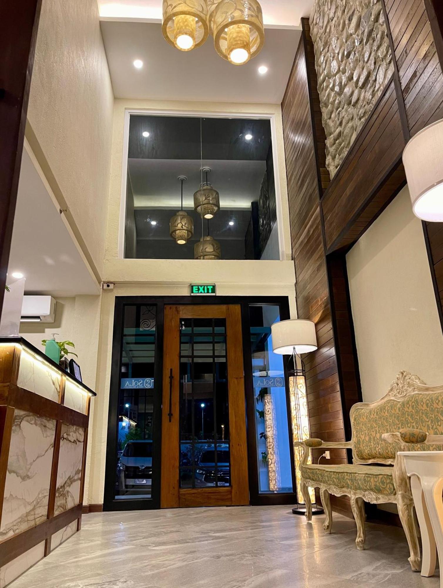 Sola Hotel Laoag Esterno foto
