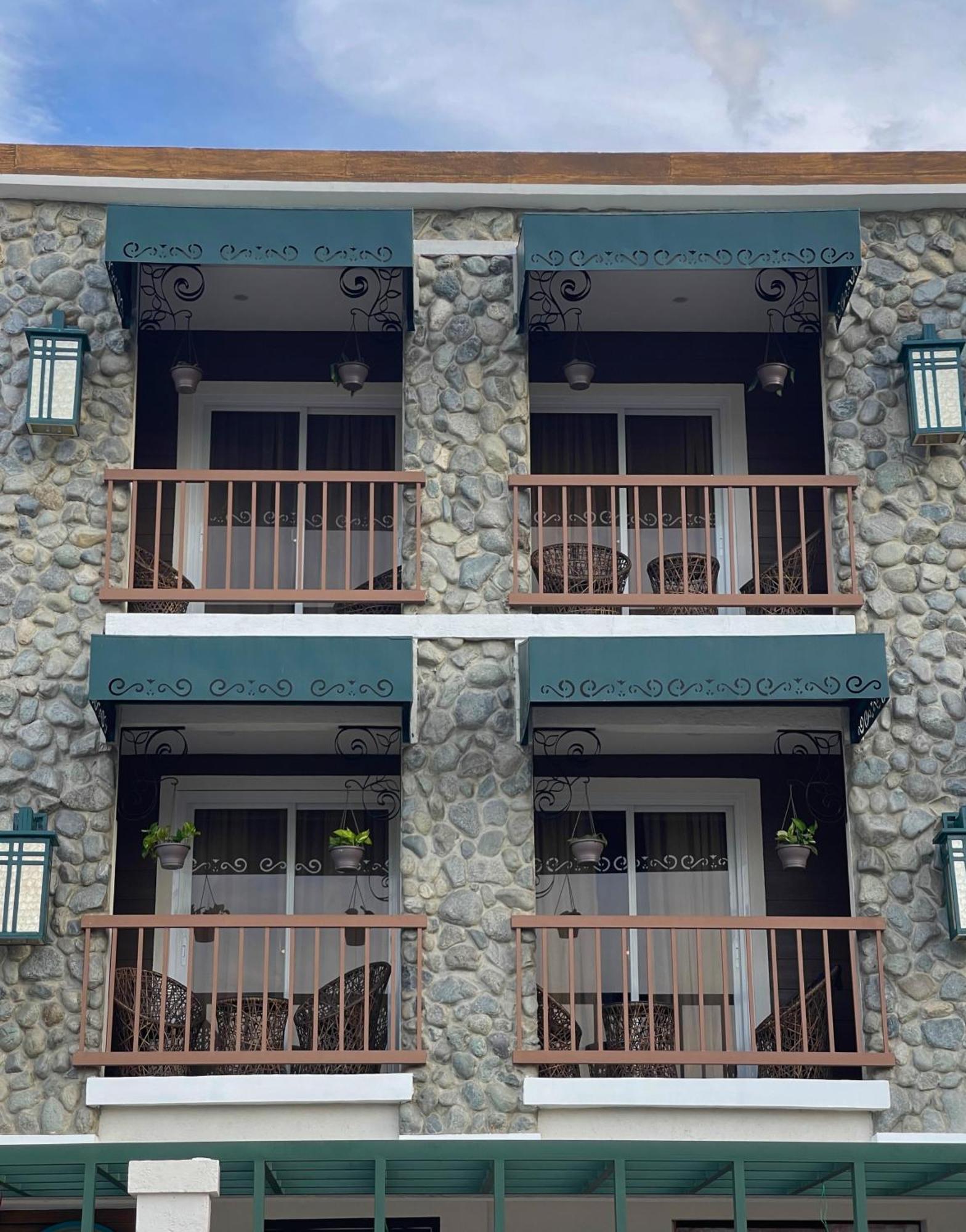 Sola Hotel Laoag Esterno foto