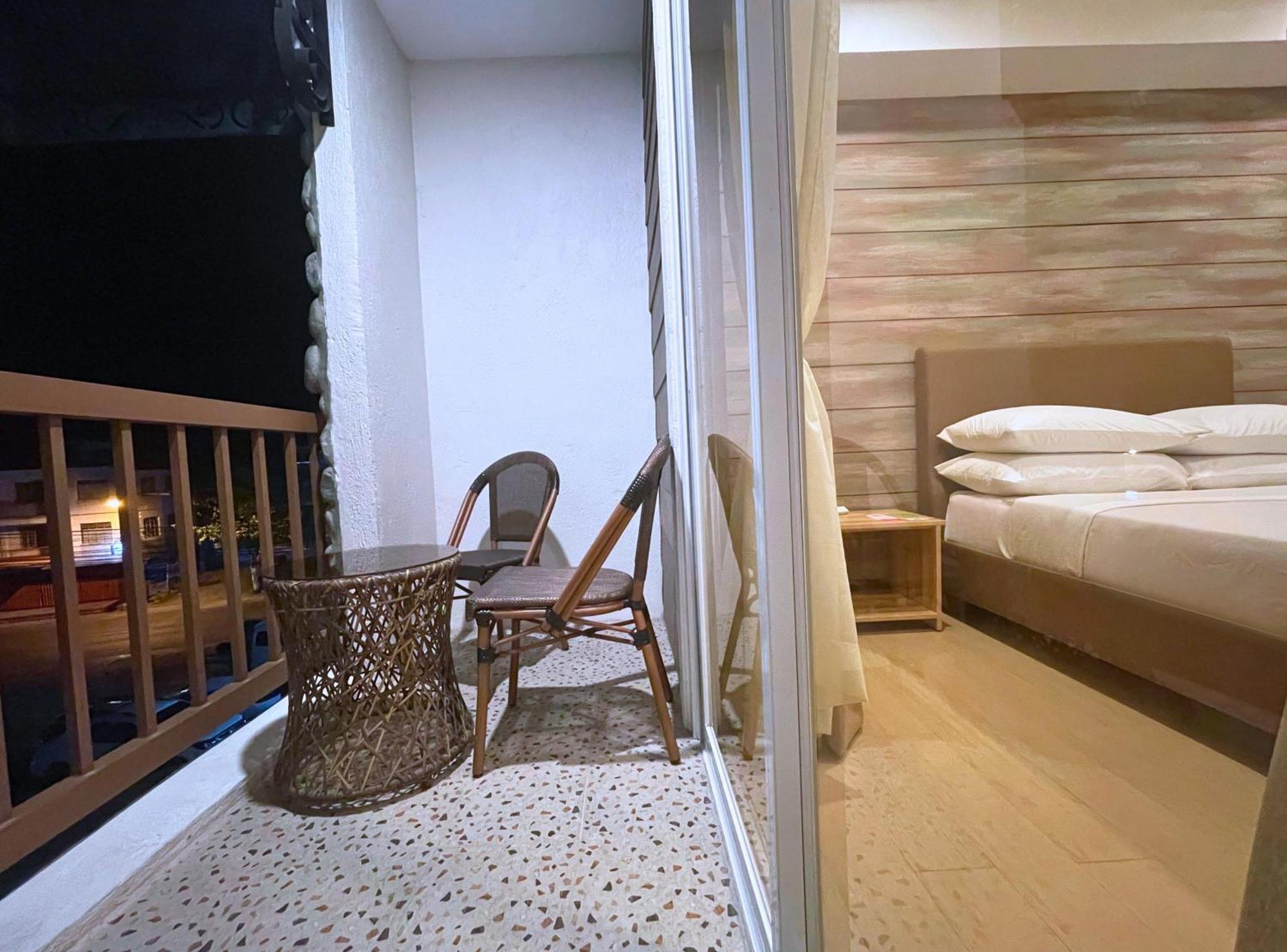 Sola Hotel Laoag Esterno foto