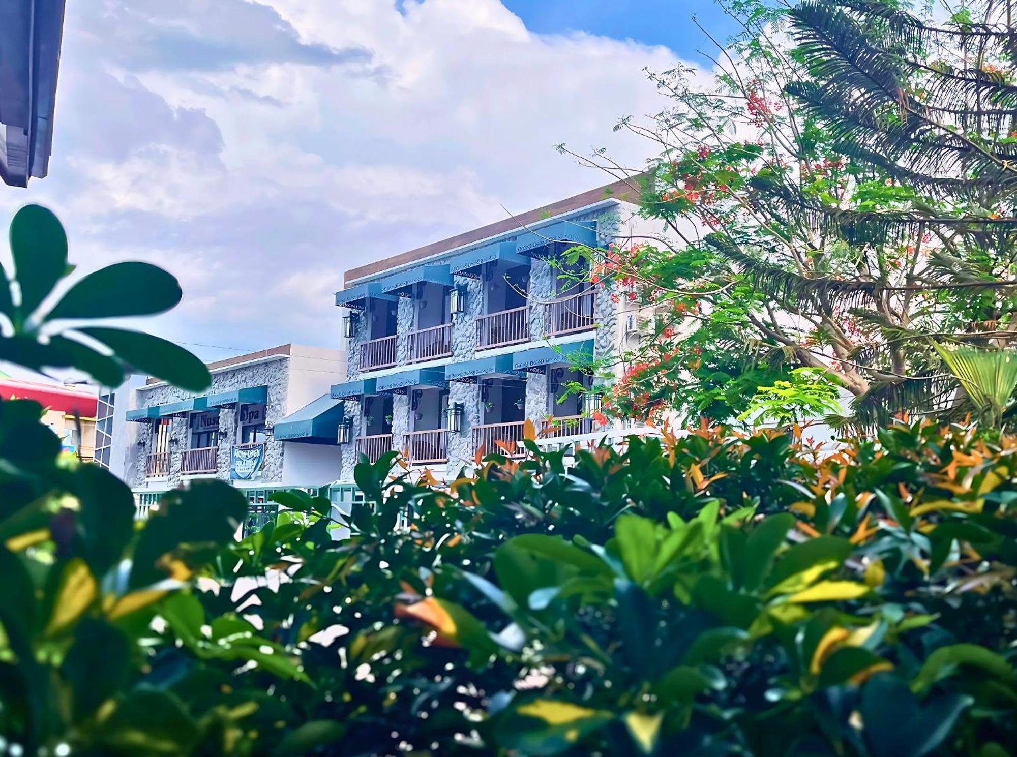 Sola Hotel Laoag Esterno foto