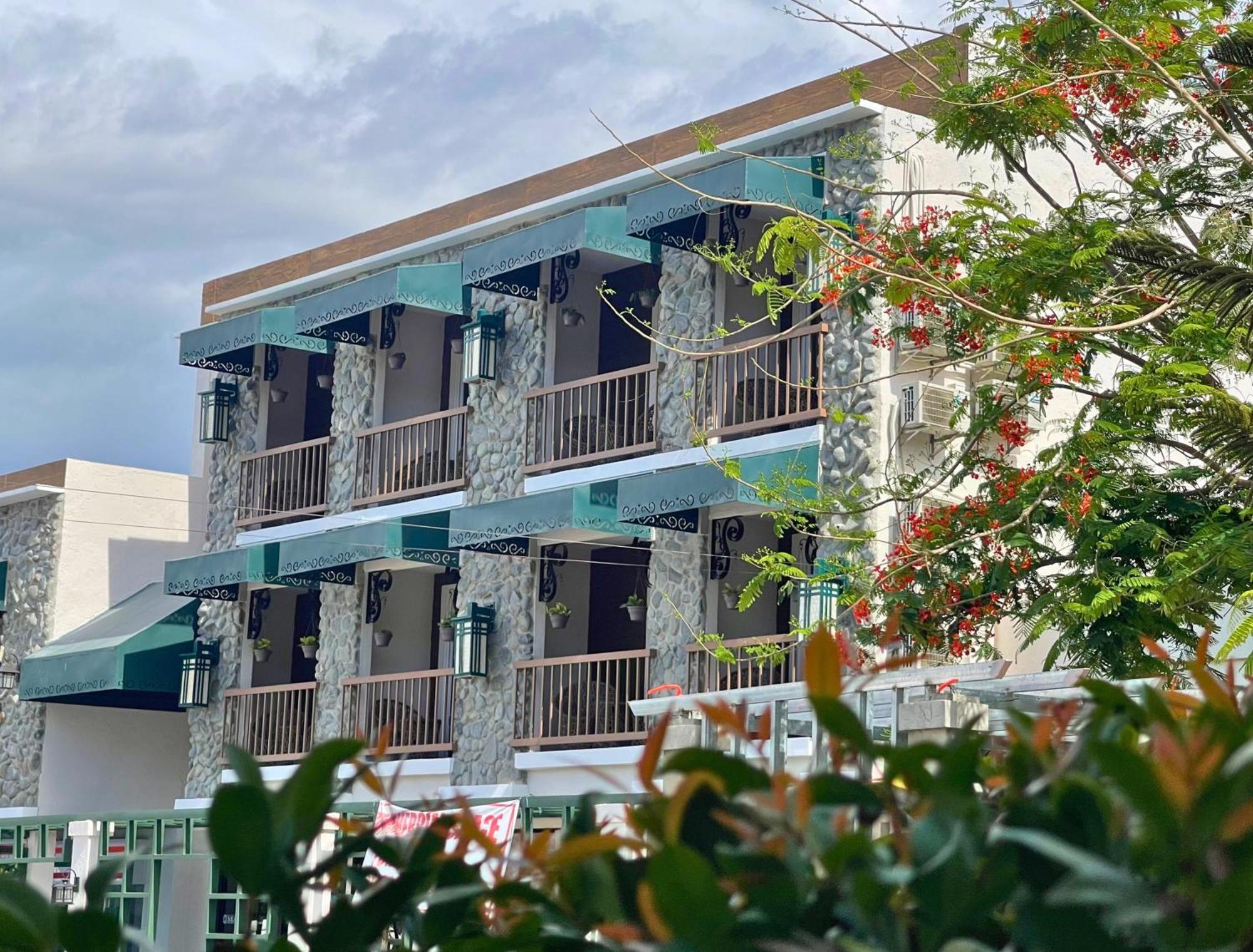 Sola Hotel Laoag Esterno foto